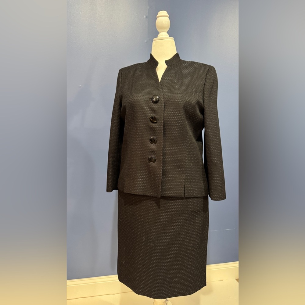 New Le Suit women’s skirt suit.